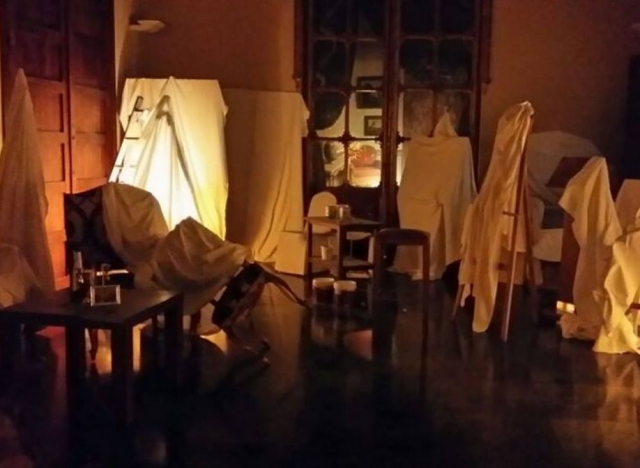  Sala coberta com lençóis 